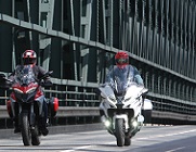 BMW R1250RT vs Ducati Multistrada V4 S auf Tullner Bruecke, Canonenlili 2021