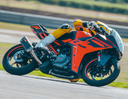 Lost Epandrillo windet das UNiversaltalent KTM RC 390 am Ring bei Modena aus, KTM-Werksfotograf 2021