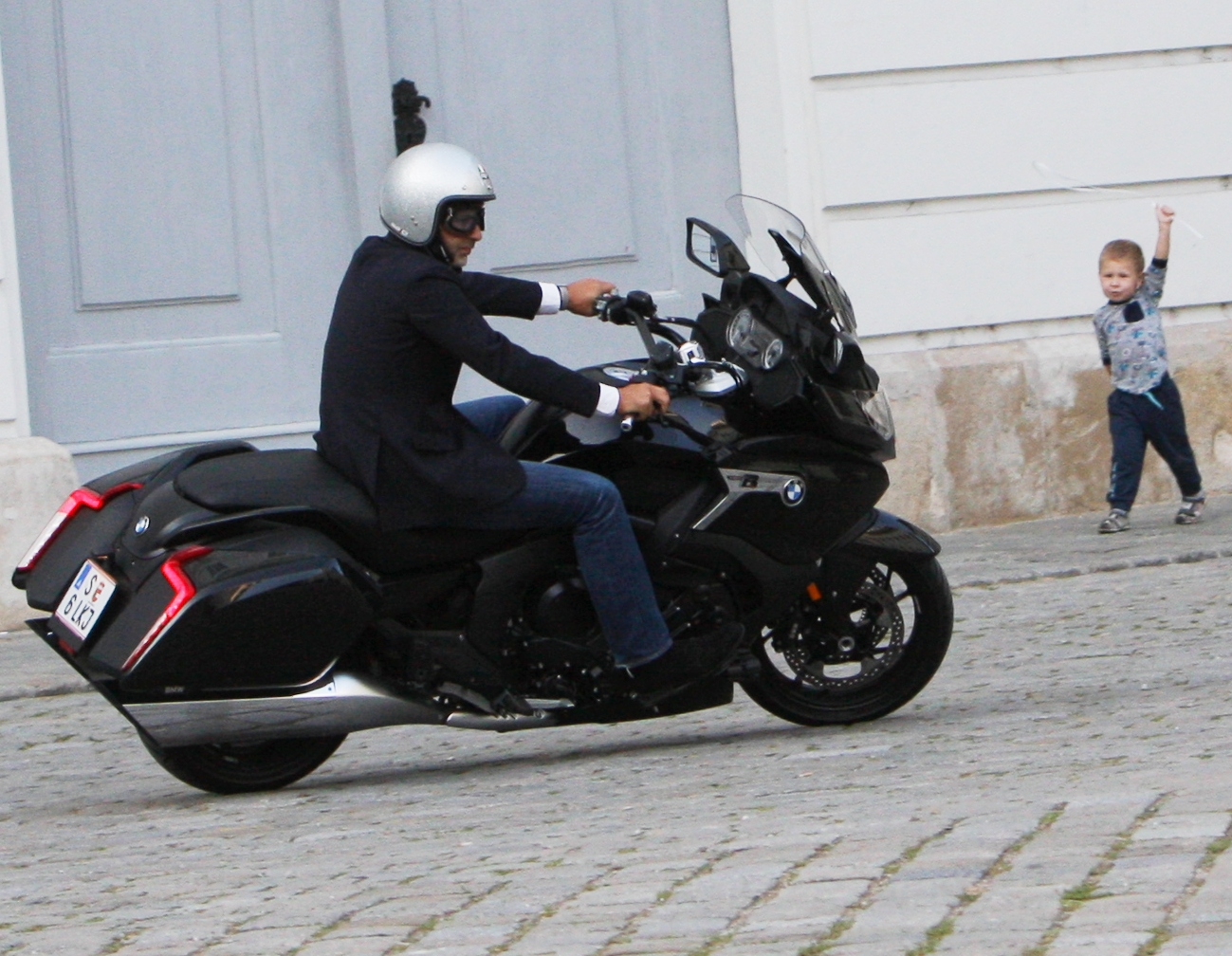 Lost Espandrillo am Josephsplatz mit BMW Bagger, Canonenlili 2017